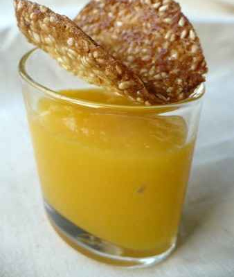 Crème de mangue et sa tuile de sésame à l'orange