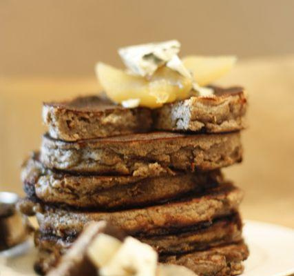 Blinis de sarrasin et Fourme d'Ambert, et poires pochées