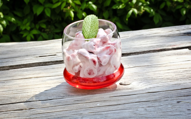 Coupe de fraises à la mousse légère