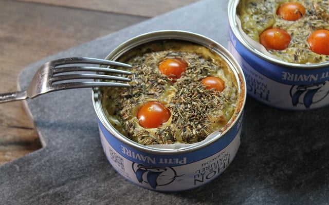 Mini-flans au thon et tomates cerise dans leurs boites