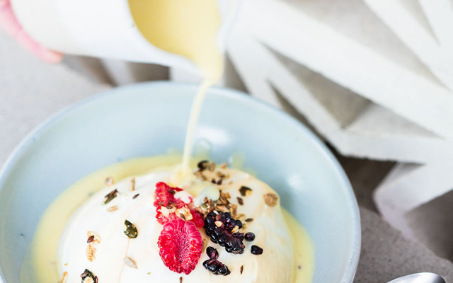 Îles flottantes au lait d’amande et fève Tonka, Granola et fruits rouges