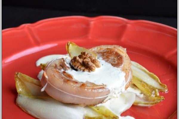 Agneau et ses endives caramélisées au miel et aux noix sauce roquefort