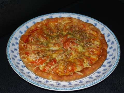Tarte fine à la tomates-mozza, sur lit de moutarde à l'ancienne
