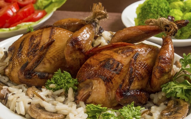 Cailles farcies aux champignons de Paris