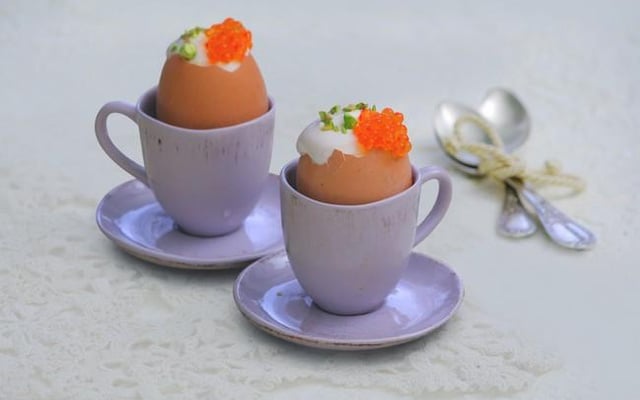 Œuf mollet, caviar rouge et pistaches grillées