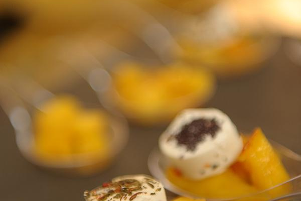 Cuillères de mangue rôtie au miel et son Apérivrais Chèvre