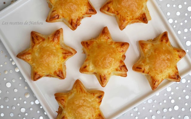 Etoiles feuilletées aux oignons confits, lard fumé et Reblochon