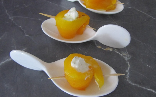 Petits poivrons jaunes farcis au fromage