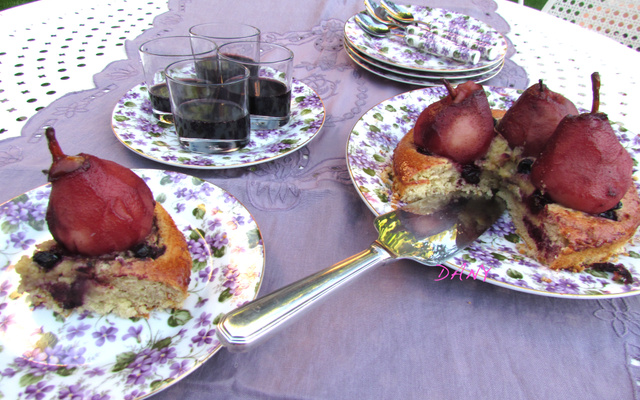 Gâteau aux poires au vin et au cassis