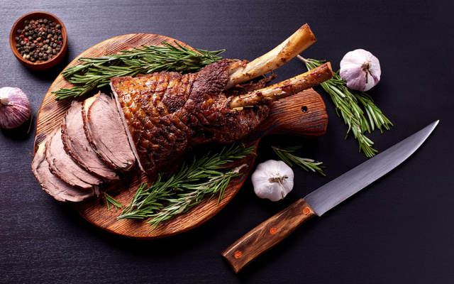 Gigot en croûte de poivres