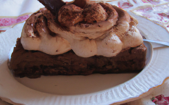 Gâteau chocolat marron sur un lit de crème anglaise