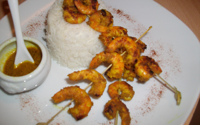 Crevettes sautées au colombo, brochette