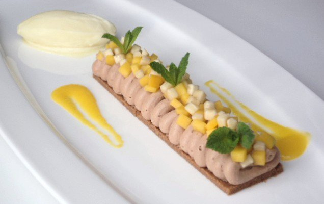 Mangue du Pérou, sablé compressé praliné, fine mousse au chocolat au lait Tanariva, dés de mangue et banane