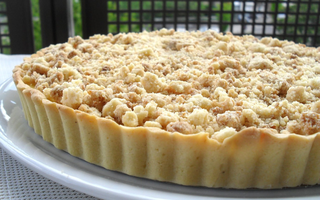 Tarte à la rhubarbe, à la crème anglaise et au crumble