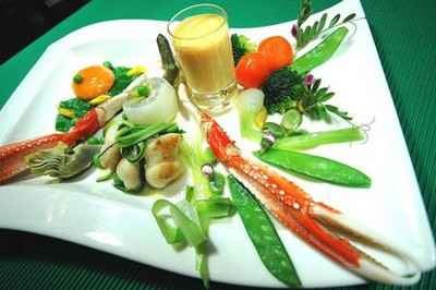 Légumes primeurs, huile de carapaces, langoustine royale, joues de raies caramélisées et jaune doux en écume de rouille