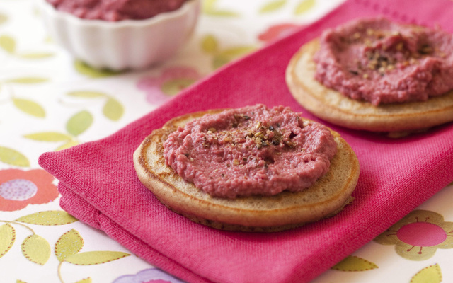 Blinis au sarrasin, crème de thon à la betterave