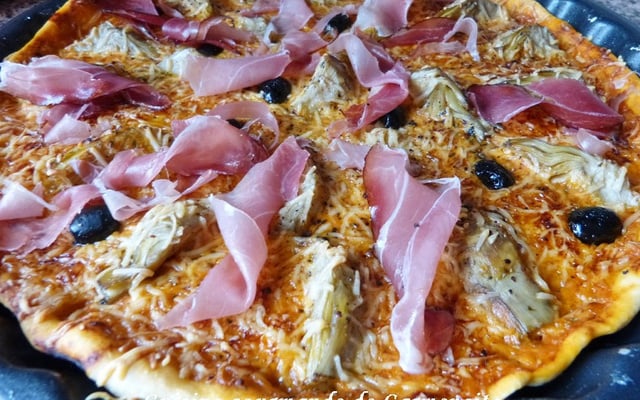 Pizza artichaut et jambon speck à l'emmental