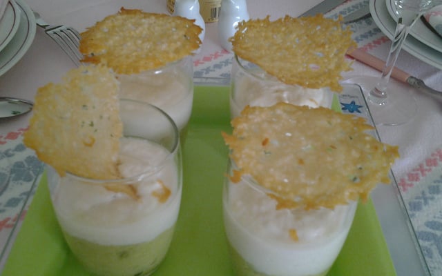 Mousse d'asperges sur lit d'avocat