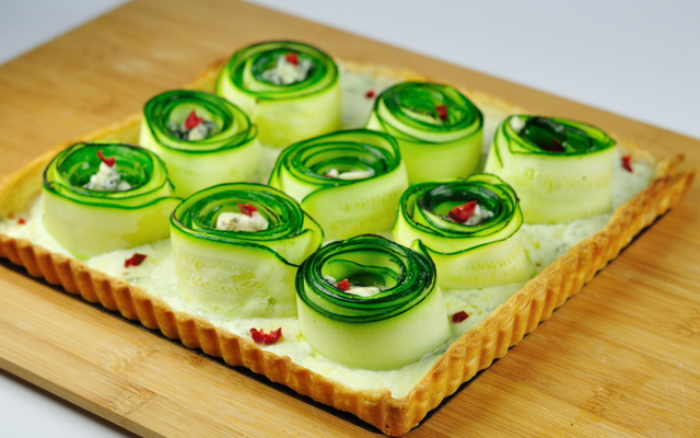 Tarte fleur aux courgettes, burrata, roquefort et piment d'Espelette