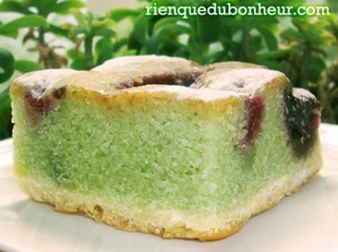 Carrés façon financier au thé matcha et aux cerises noires : vive l'heure du thé !