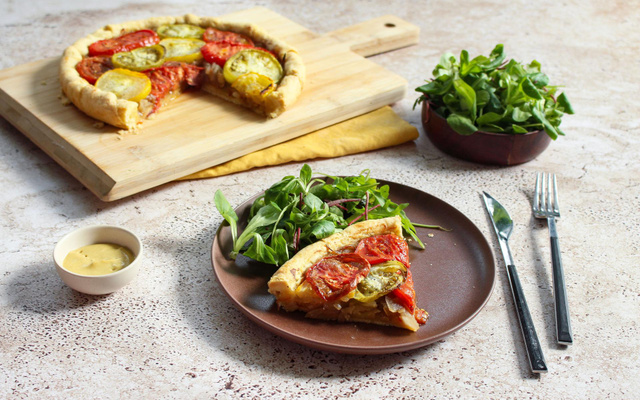 Tarte aux tomates anciennes revisitée à la compotée d’oignons