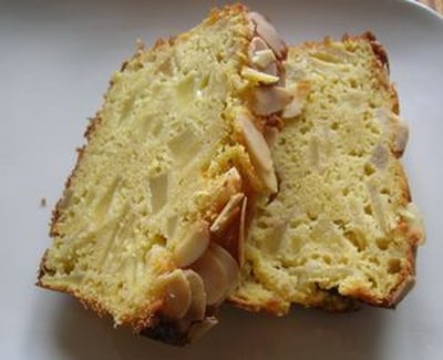 Une légère tronche de cake aux pommes et amandes