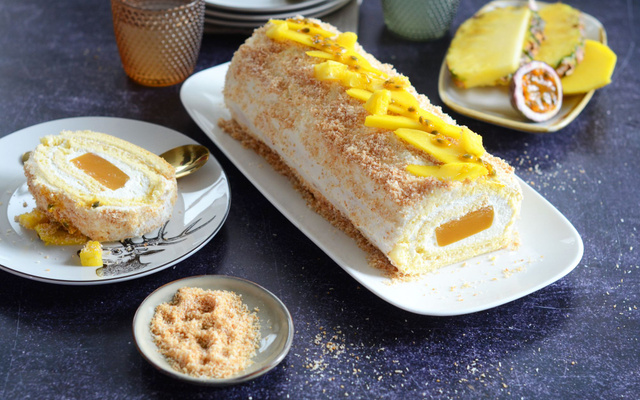 Bûche aux fruits exotiques et à la noix de coco