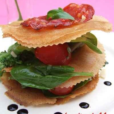 Mille-feuille de légumes printaniers croquants et une sucette de tomate cerise en habit de caramel et sésame