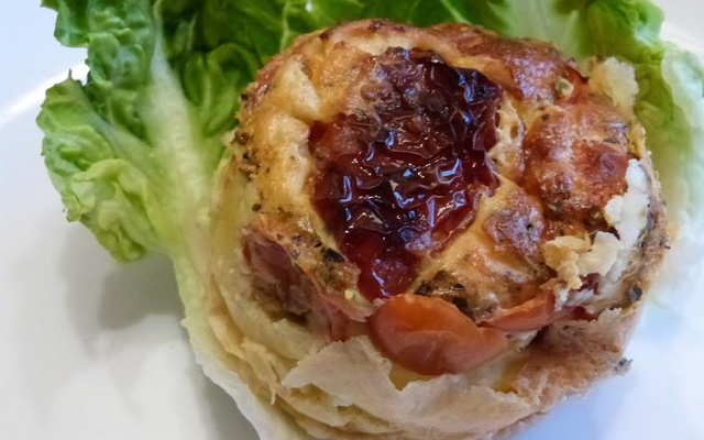 Petits flans de tomates cerises, au tartare ail et fines herbes