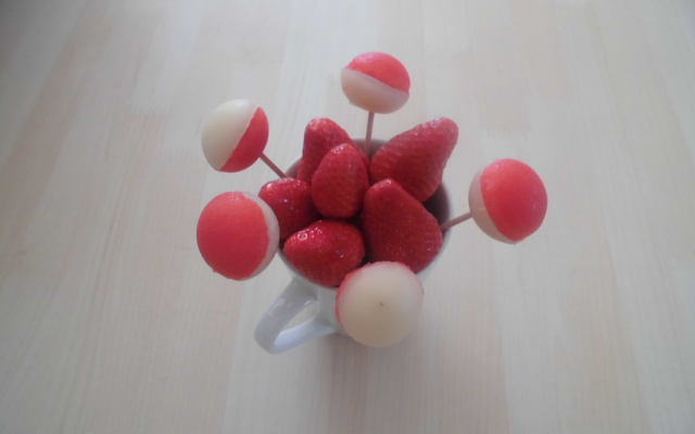 Carrés de mousse aux fraises et bonbons en gélatine Banane Fraise