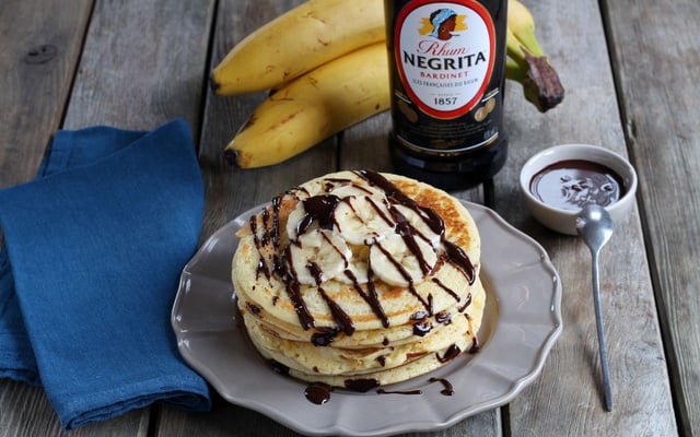 Pancakes au rhum, banane et chocolat