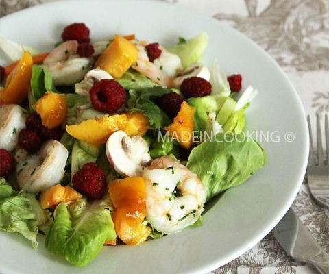 Salade de crevettes, framboises et nectarine