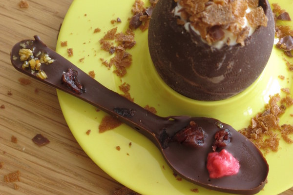 Œuf à la coque en chocolat et sa mousse de chocolat blanc-éclat de crêpe dentelle et sa cuillère chocolat noir, cranberries, nougatine et pralines roses