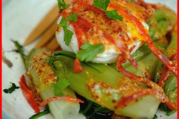 Salade tiède de chicorée Catalogne, œuf poché au piment d'Espelette et chorizo