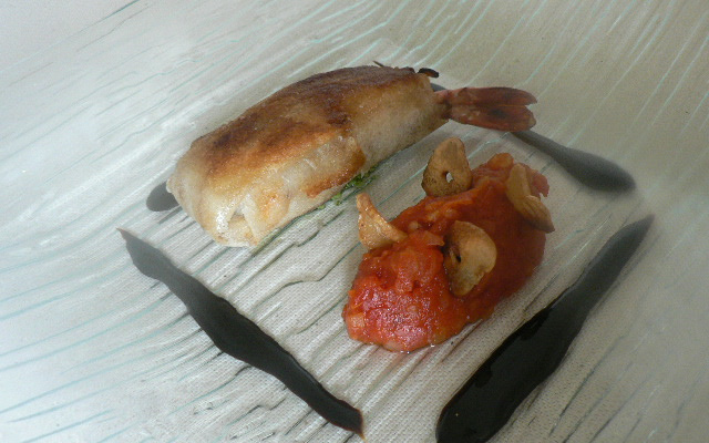 Croustillant de gambas, concassée de tomates rouelle d'ail