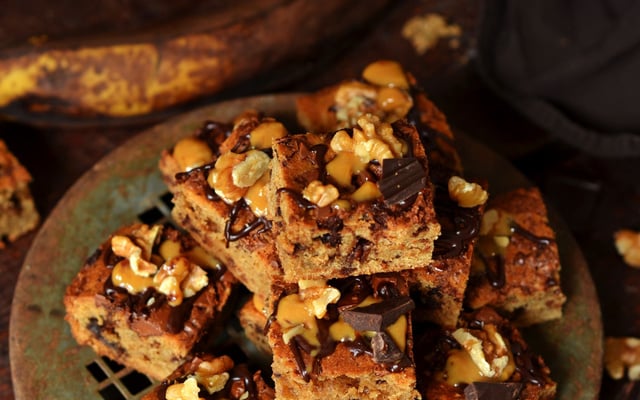 Blondie à la banane, chocolat et noix