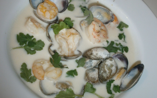 Soupe thaï lait de coco, crevettes et palourdes