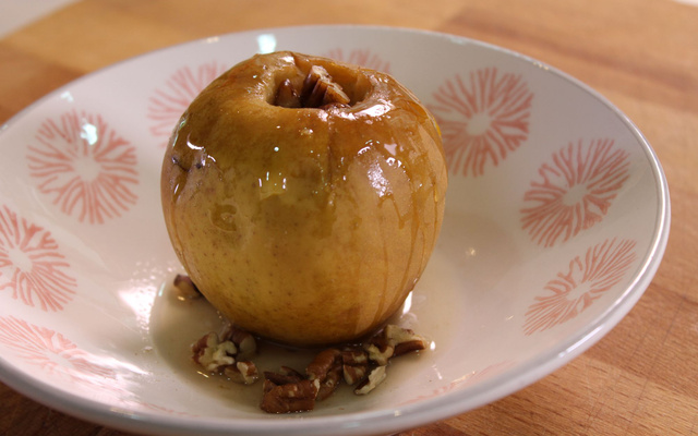 Pommes au four farcies de noix de pécan et de miel