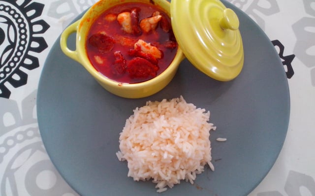 Petite cocotte de lotte, chorizo et coulis de tomates