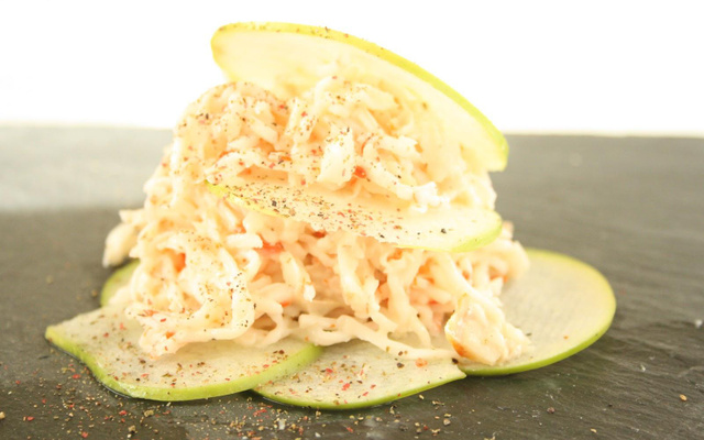 Salade de crabe sur lit de pommes vertes