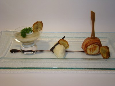 Déclinaison de topinambours : velouté, purée et chips, coquilles Saint-Jacques lardée à l'orange
