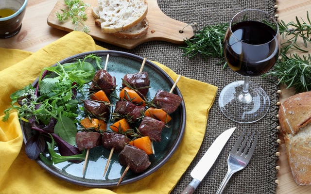 Brochettes de magret de canard du Périgord, abricot et romarin