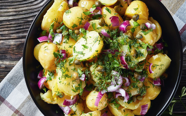Salade de pommes de terre primeur aux oignons rouges, câpres et herbes fraîches