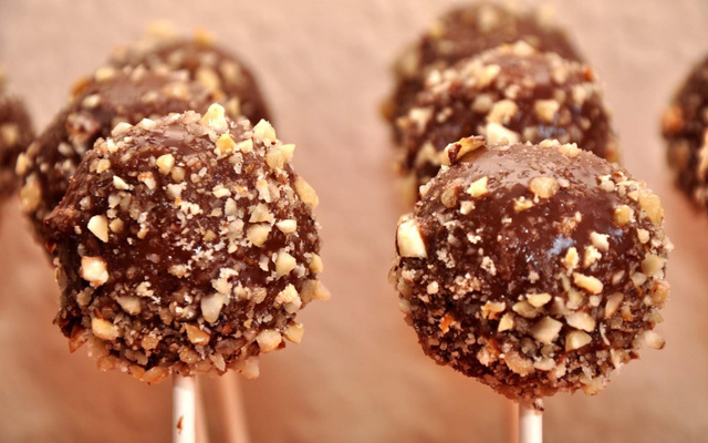 Cake-pops chocolat au lait et noisettes