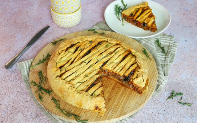 Tourte aux oignons, olives noires et tomates cerises
