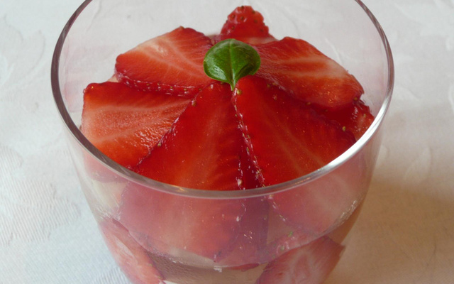 Panna cotta à la purée de fraises et citron vert, gelée de basilic