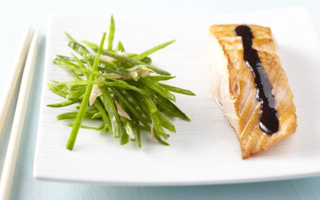 Dos de saumon laqué au miel de soja et pois gourmands croquants au gingembre