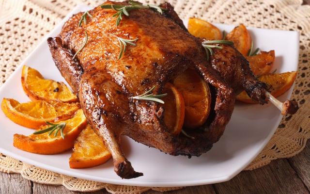 Canette cuite au four servie avec sa sauce à l'orange et au citron