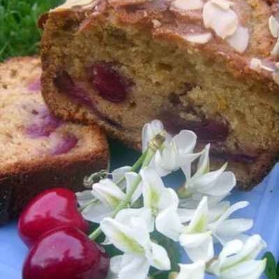 Cake au fleurs d'acacia, miel et cerises