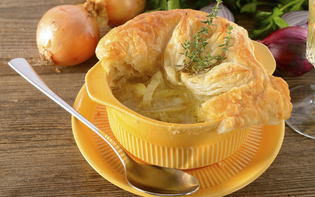 Soupe à l'oignon et son feuilleté au fromage